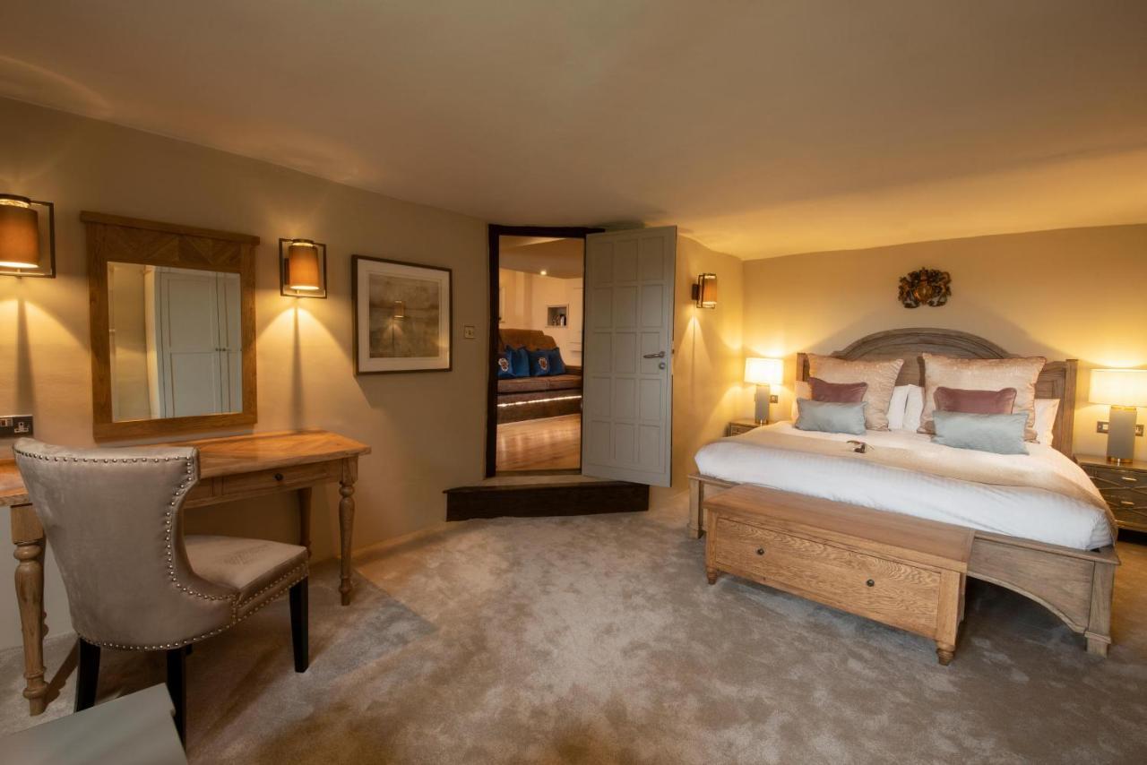 Boringdon Hall Hotel And Spa Plymouth Exterior foto A bedroom at The Swan