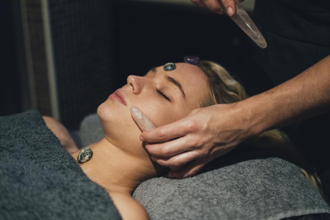 Boringdon Hall Hotel And Spa Plymouth Exterior foto A woman receiving a facial treatment