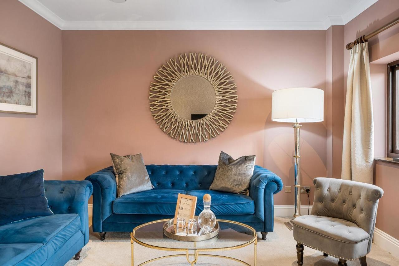 Boringdon Hall Hotel And Spa Plymouth Exterior foto A living room with a floor lamp